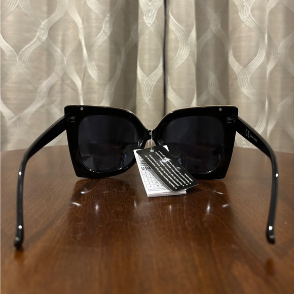 Black Oversized Sunglasses - Picture 4 of 6